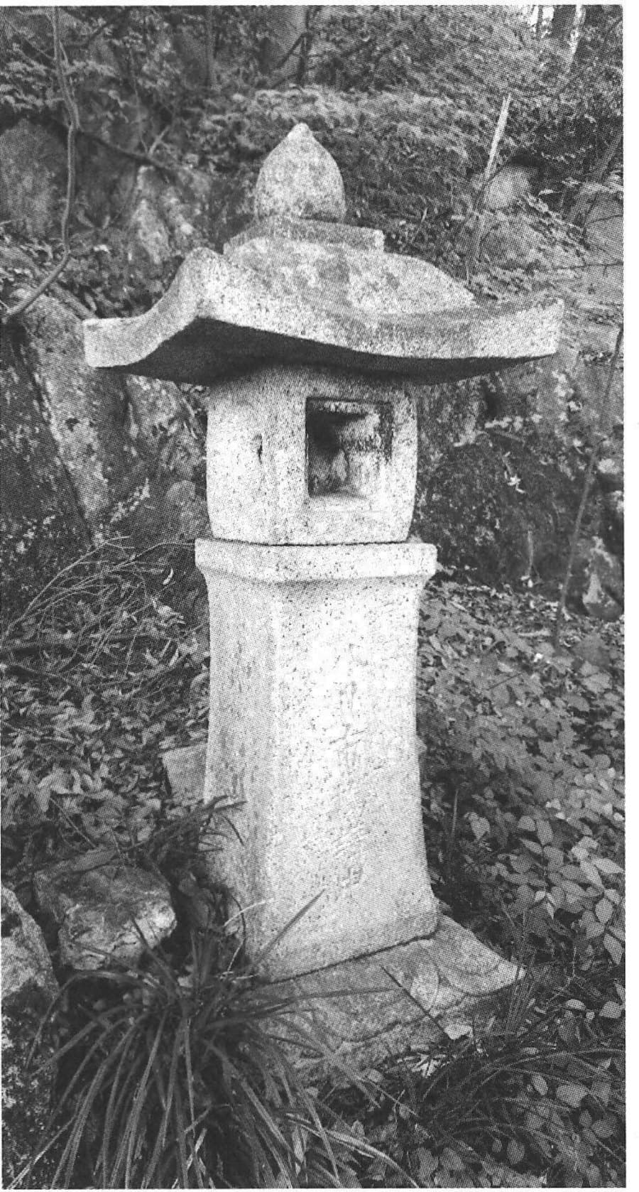 太郎坊宮の石灯籠。享保元年(1716)建立、銘に「八日市場講中」とある